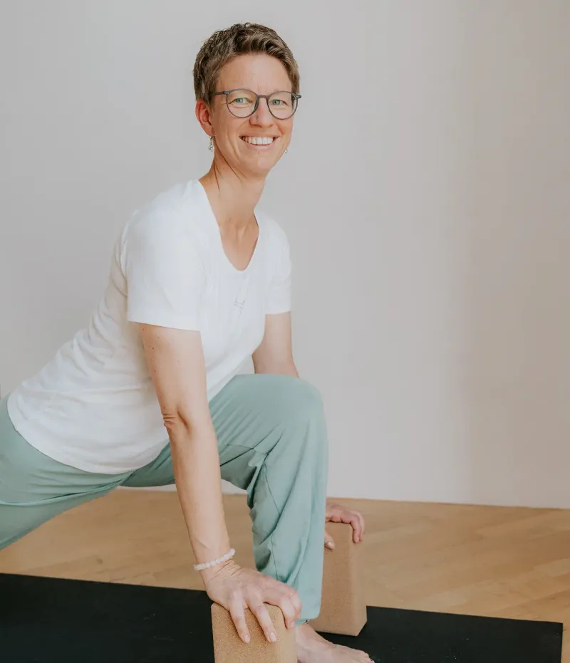 Frau während des Yogas