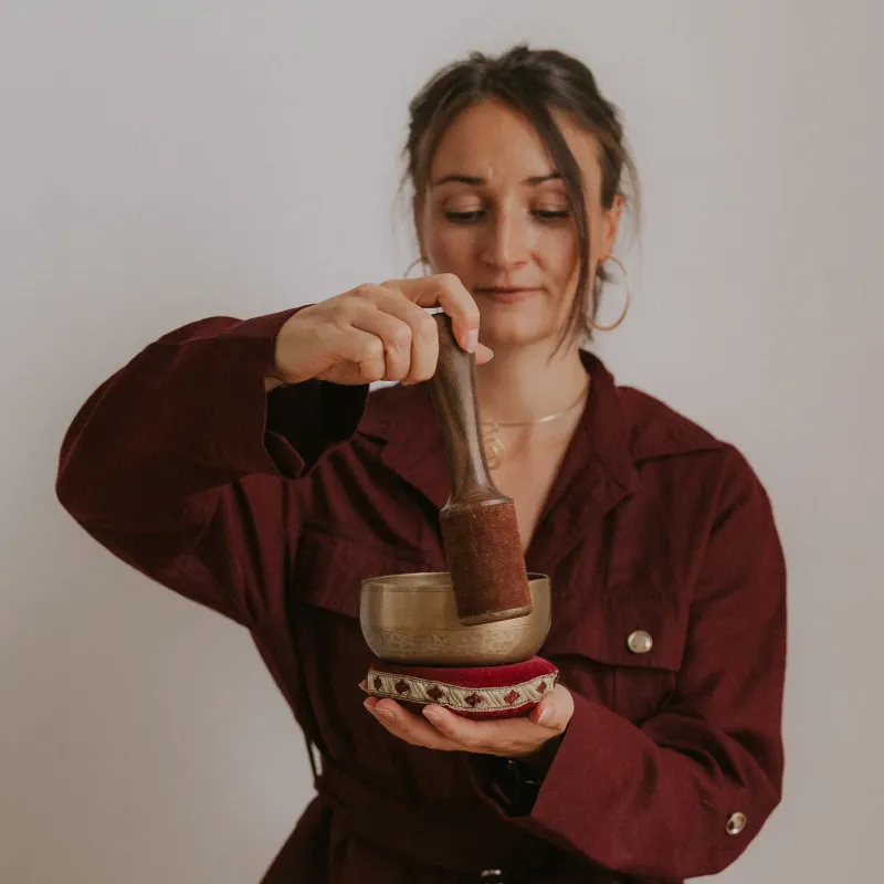 Frau mit Klangschale