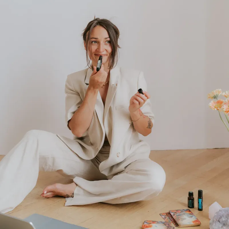 Frau riecht an dōTERRA Öl