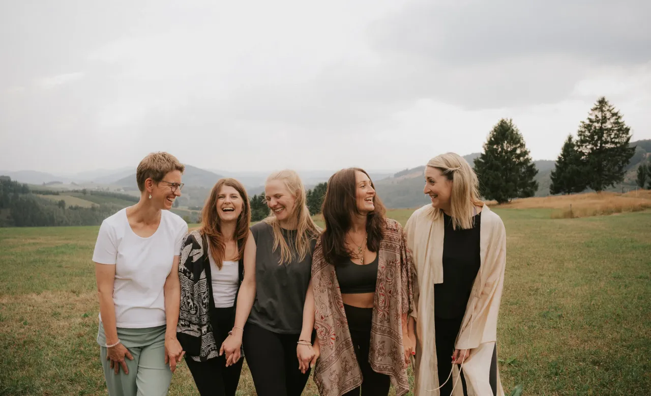 Das Soul-Oase-Team lacht gemeinsam auf einer Wiese im Sauerland