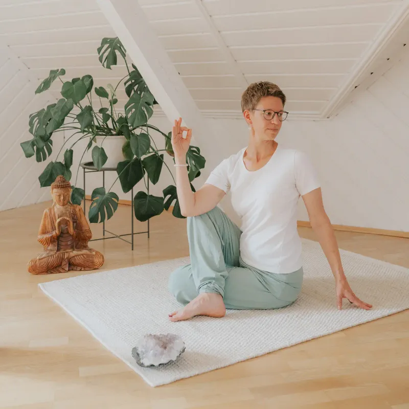Frau während des Yogas
